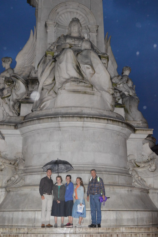Queen Victoria memorial London, England treasuring the moments.net